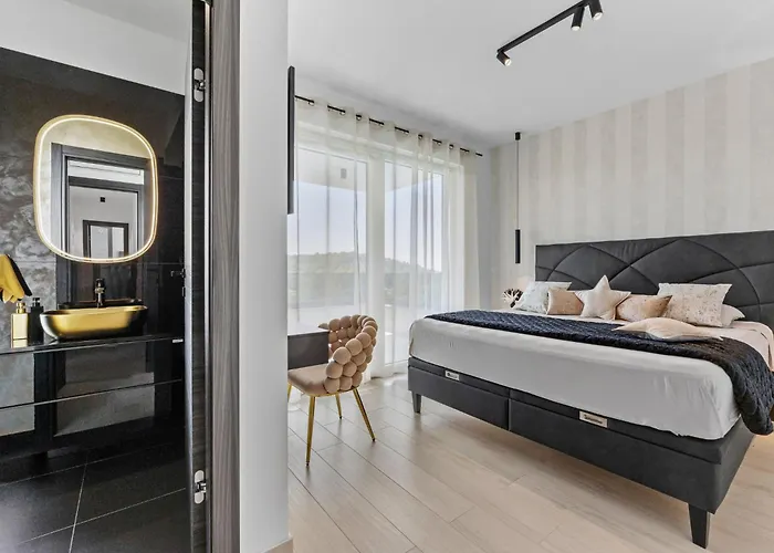 Delecto By Interhome Vila Pula