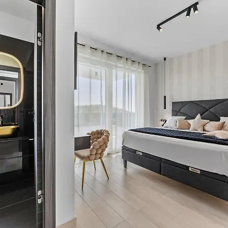 Delecto By Interhome Vila Pula